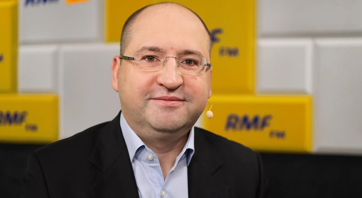 Trzecia kadencja Zjednoczonej Prawicy jest możliwa? "Jak najbardziej. Oczywiście, tak" – mówił Adam Bielan. "Przechodzimy kryzys, to nie jest dobry moment dla nas, mamy rozmaite napięcia wewnętrzne i mamy otwartych kilka frontów. Dla mnie najważniejsze jest, żebyśmy mieli w końcu warunki, aby przejść do naszej ofensywy programowej. Teraz głównym celem rządu – i na tym się skupiamy – jest skuteczna walka z pandemią" – oświadczył Gość Krzysztofa Ziemca w RMF FM.  