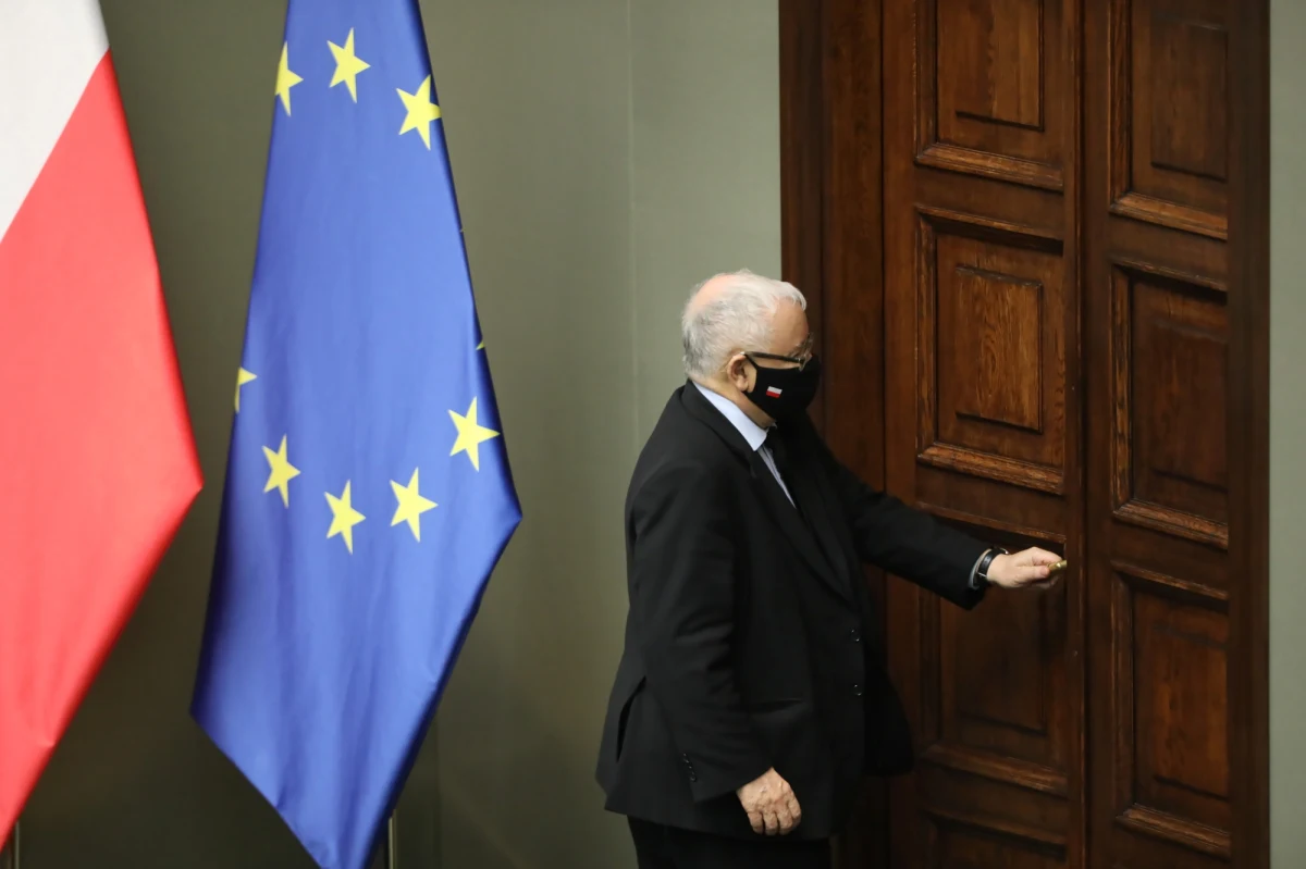 Prokuratura Okręgowa w Warszawie odmówiła wszczęcia postępowania w związku z październikowym oświadczeniem Jarosława Kaczyńskiego po pierwszych protestach Ogólnopolskiego Strajku Kobiet. Wicepremier wzywał wtedy m.in. do obrony kościołów "za każdą cenę". Zawiadomienie w tej sprawie złożył wiceszef klubu Lewicy Krzysztof Śmiszek.