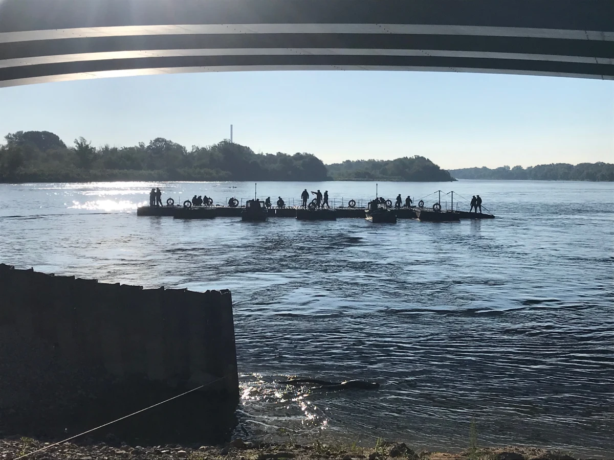 Warszawa ściga się z czasem i pogodą. Wszystko po to, aby ścieki znów nie trafiły do Wisły. Miejskie Przedsiębiorstwo Wodociągów i Kanalizacji przedłużyło tylko do połowy grudnia umowę z wojskiem na utrzymanie mostu pontonowego. Później działać ma nowy rurociąg przesyłowy. Od końca września, po kolejnej awarii kolektora, wszystkie ścieki z lewej strony Wisły są tłoczone do oczyszczalni Czajka po tymczasowej przeprawie. 