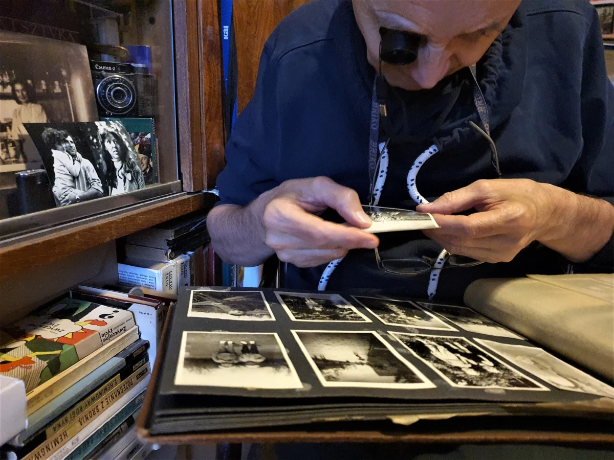 Oto grupa chłopców na wieżyczce czołgu. Telewizyjny serial w PRL-u pt. „Czterej pancerni i pies” rozsławił tę ofensywną maszynę na cały kraj. Jednak ten kraik, uchwycony w migawkowej scence z chłopakami, leży ledwie na paru metrach kwadratowych. To państewko jest o wiele mniejsze niż wszystkie monaka i lichtensteiny świata. Maleńkimi ojczyznami, ze stolicami w ludzkich sercach, zajęły się autorki projektu „Fotoświaty”.