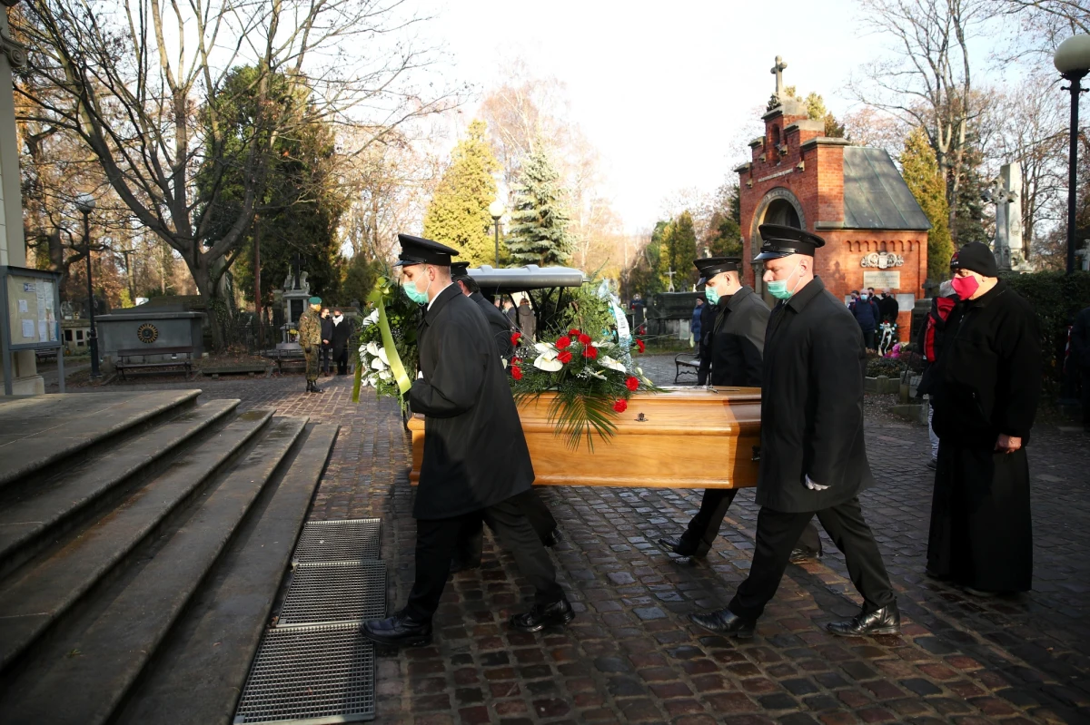 Przedstawiciele Polskiego Związku Piłki Nożnej, koledzy z boiska i kibice wzięli udział w pogrzebie Adama Musiała. Zmarły 11 listopada w wieku 71 lat medalista mistrzostw świata z 1974 roku i trener spoczął w Alei Zasłużonych na Cmentarzu Rakowickim w Krakowie.