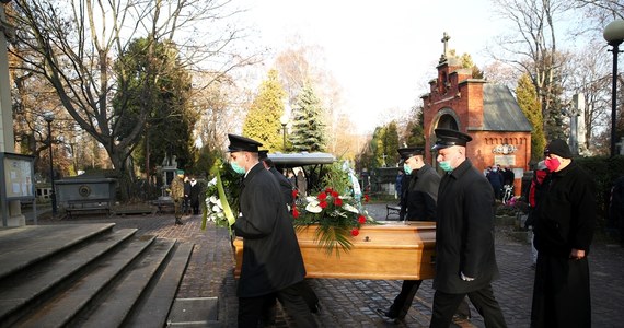 Przedstawiciele Polskiego Związku Piłki Nożnej, koledzy z boiska i kibice wzięli udział w pogrzebie Adama Musiała. Zmarły 11 listopada w wieku 71 lat medalista mistrzostw świata z 1974 roku i trener spoczął w Alei Zasłużonych na Cmentarzu Rakowickim w Krakowie.