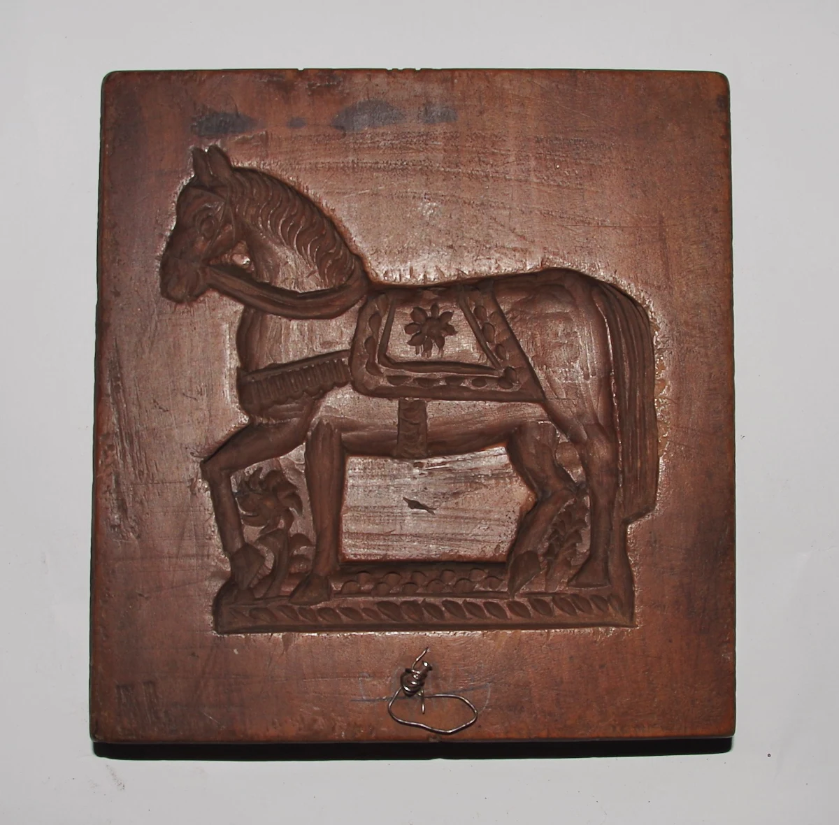 Wypiekanie pierników na Dolnym Śląsku ma wielowiekową tradycję. Pierwsze przekazy z tego regionu są starsze niż te pochodzące z piernikowej stolicy Polski, czyli Torunia. W Muzeum Sprzętu Gospodarstwa Domowego w Ziębicach na Dolnym Śląsku znajdziemy niezwykłą kolekcję form piernikowych, z których korzystały dawno temu gospodynie, by sprawić na święta słodkie przysmaki dla swoich rodzin. Zaskakujące jest bogactwo kształtów i zdobień, jakie możemy na nich oglądać. W kulinarną podróż w czasie Marlenę Chudzio zabrał Jarosław Żurawski, dyrektor Muzeum Sprzętu Gospodarstwa Domowego w Ziębicach. 