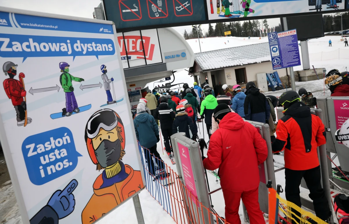 W kilku ośrodkach narciarskich na Podhalu w reżimie sanitarnym wystartował sezon narciarki. Na stokach od rana przybywało narciarzy i snowboardzistów. Zdaniem policji ośrodki są odpowiednio przygotowane, a narciarze stosują się do obostrzeń.