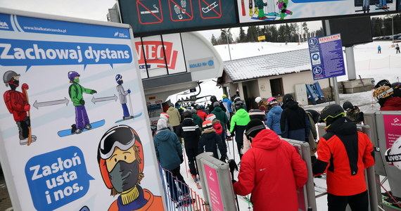 W kilku ośrodkach narciarskich na Podhalu w reżimie sanitarnym wystartował sezon narciarki. Na stokach od rana przybywało narciarzy i snowboardzistów. Zdaniem policji ośrodki są odpowiednio przygotowane, a narciarze stosują się do obostrzeń.