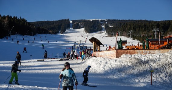 ​Stacje narciarskie na Słowacji nie mają zakazu funkcjonowania - w niektórych spośród nich uruchomiono część wyciągów i kolejek. Na nartach można jeździć m.in. w Jasnej w Niskich Tatrach i Donovalach. Nie działają natomiast wyciągi i kolejki w Wysokich Tatrach. W poniedziałek rząd Słowacji ma ogłosić zasady funkcjonowania miejscowości narciarskich w okresie epidemii koronawirusa. Czechy natomiast zapowiadają otwarcie sezonu narciarskiego 18 grudnia, ale ostateczną decyzję poznamy w poniedziałek.