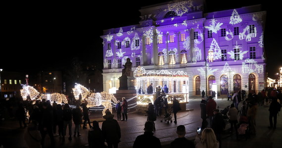 Świąteczna iluminacja z dekoracjami nawiązującymi do dawnej Warszawy została włączona w sobotę o zmierzchu w stolicy. Z powodu pandemii koronawirusa jest skromniejsza niż w ubiegłych latach.