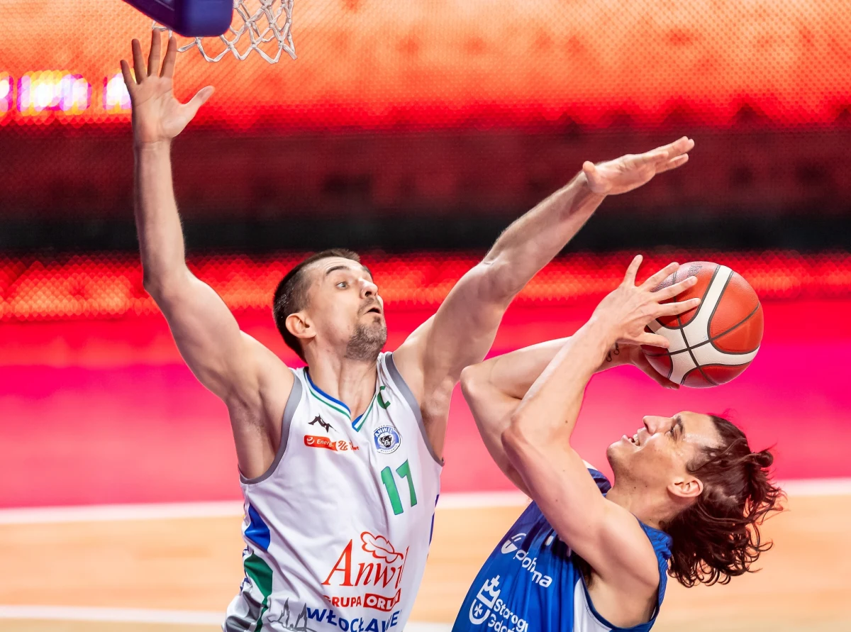 Anwil Włocławek przegrał u siebie z zamykającą tabelę ekstraklasy koszykarzy Polpharmą Starogard Gdański 89:96. "To dla nas spektakularne zwycięstwo po serii porażek w pierwszej rundzie rozgrywek" - ocenił trener gości Robert Skibniewski.
