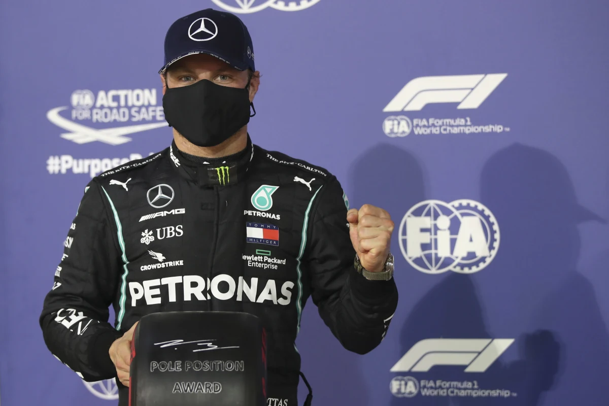 Fin Valtteri Bottas wygrał kwalifikacje do niedzielnego wyścigu Formuły 1 o Grand Prix Sakhiru, zdobywając piąte pole position w tym sezonie. Z pierwszej linii wystartuje także jego nowy kolega z ekipy Mercedesa - Brytyjczyk George Russell.