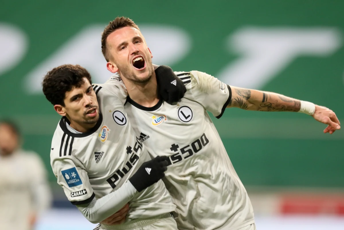Raków Częstochowa przegrał we Wrocławiu ze Śląskiem 0:1 w 12. kolejce piłkarskiej ekstraklasy i stracił pozycję lidera. Na pierwsze miejsce awansowała broniąca tytułu Legia, która pokonała w Warszawie Lechię 2:0. W innym sobotnim meczu Jagiellonia wygrała z Wartą 4:3.