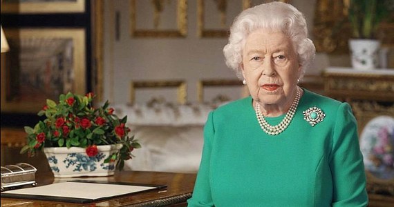 W najbliższych tygodniach królowa Elżbieta II zaszczepi się przeciw koronawirusowi. 94-letnia monarchini i jej mąż, 99-letni książę Filip zostaną zaszczepieni ze względu na ich wiek, ale też i dla dobrego przykłady dla obywateli. W środę Wielka Brytania jako pierwszy kraj na świecie dopuściła do użytku szczepionkę. Szczepienia zaczną się na początku przyszłego tygodnia. 