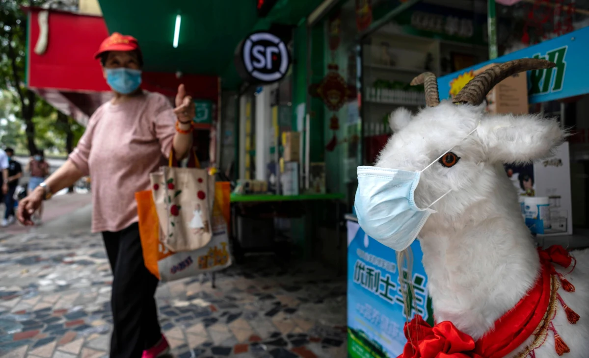 Rok po wykryciu Covid-19 w chińskim mieście Wuhan nie ma już prawie ograniczeń, ale gospodarcze skutki pandemii wciąż są widoczne. Przemysł boryka się ze spadkiem zamówień, a wiele firm nie wytrzymało trzymiesięcznego lockdownu – mówią mieszkańcy miasta, o którym w związku w wybuchem pandemii usłyszał cały świat.