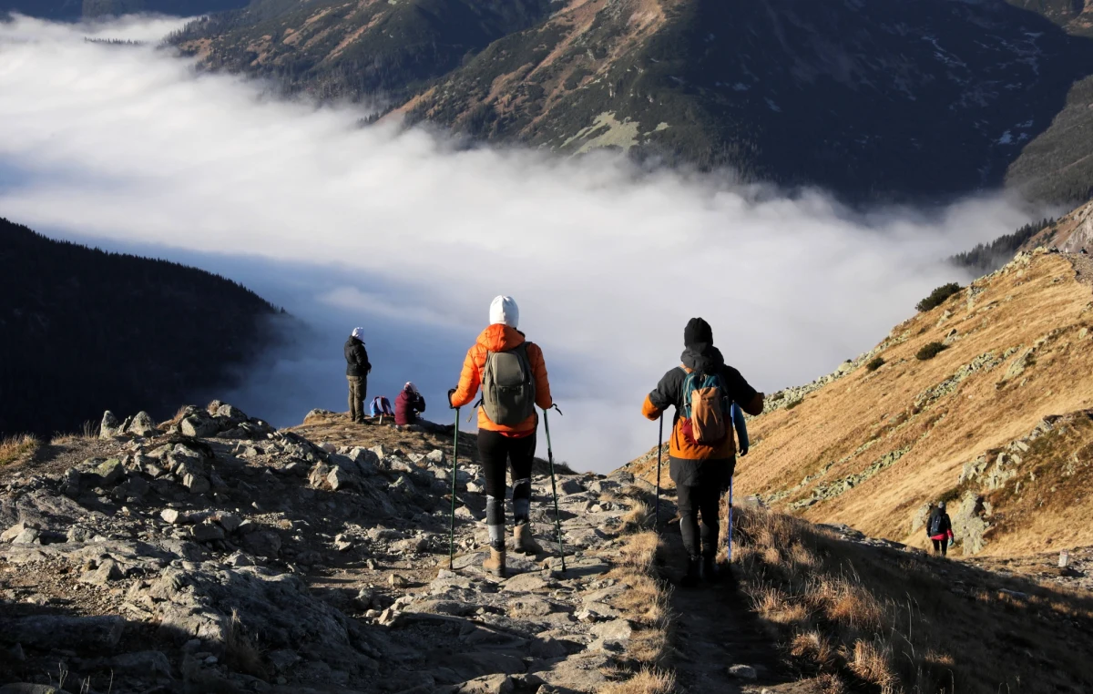 Choć w kalendarzu 6 grudnia, pogoda bynajmniej na to nie wskazuje. Termometry pokażą dziś nawet 13 kresek na plusie. Śnieg spadnie jedynie wysoko w Tatrach. Również tam, ale i nad morzem spodziewać się trzeba silnych porywów wiatru.
