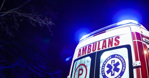 Tragiczny wypadek w Jasienicy koło Bielska-Białej. 45-latek przejechał mężczyznę, który leżał na podjeździe do jego posesji. Poszkodowany nie żyje.