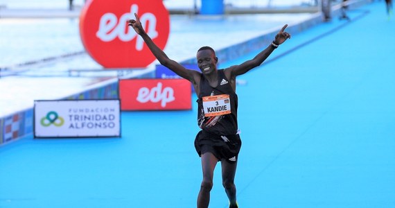 ​Kenijczyk Kibiwott Kandie pobił w Walencji rekord świata w półmaratonie. Uzyskał czas 57:32. To o niemal pół minuty lepszy wynik od dotychczasowego. Do dziś rekordzistą był rodak Kibiwotta - Geoffrey Kamworor. Również na pełnym dystansie najlepsi byli właśnie biegacze z Kenii.