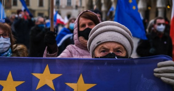 Przed nami kluczowy tydzień w sprawie polsko-węgierskiego weta budżetowego. W czwartek rozpocznie się szczyt UE. Polska i Węgry nie godzą się na mechanizm "pieniądze za praworządność". Źródła naszej korespondentki w Brukseli Katarzyny Szymańskiej-Borginon twierdzą, że na razie konkretne negocjacje z oboma krajami nie są prowadzone.
