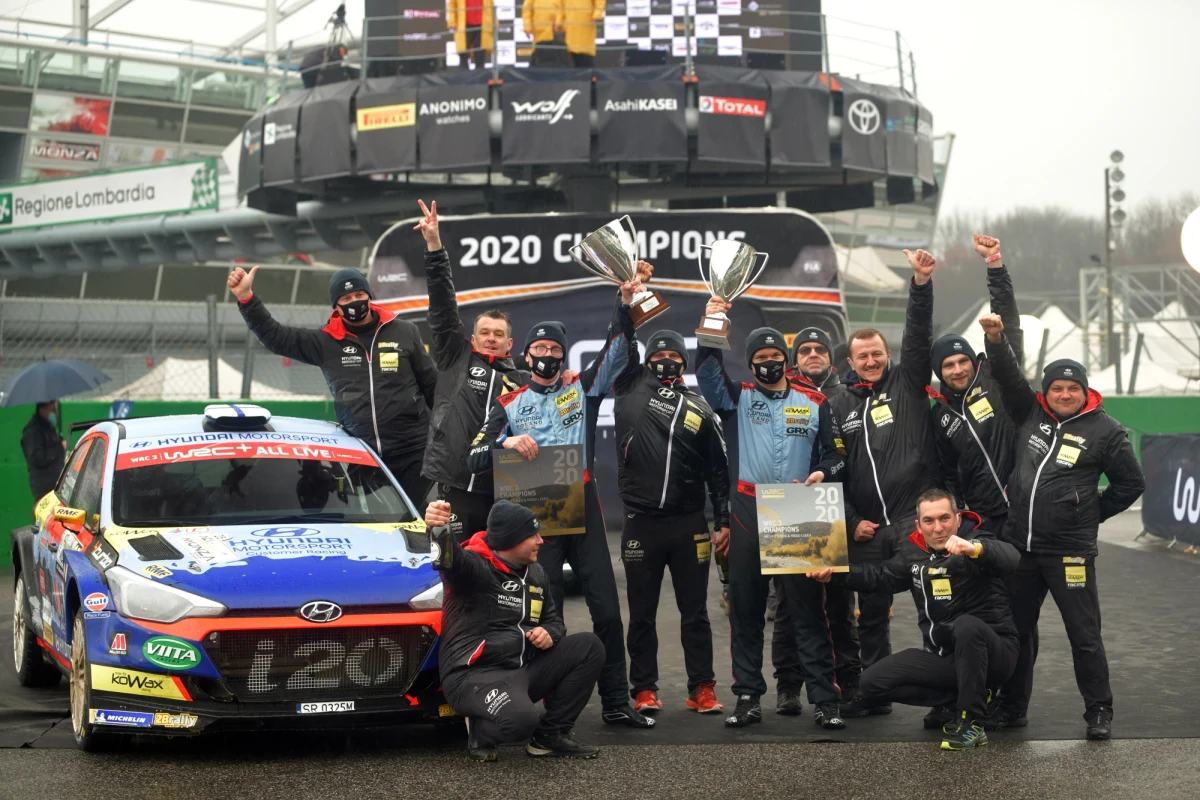 Rajdowy mistrz Polski - został rajdowym mistrzem świata w kategorii WRC3! Fin Jari Huttunen, jeżdżący z logo RMF FM na swoim aucie, zajął dziś trzecie miejsce w swojej klasie w Rajdzie Monza. Podium włoskiej imprezy dało mu potrzebne punkty, które wywindowały go w klasyfikacji WRC3!
