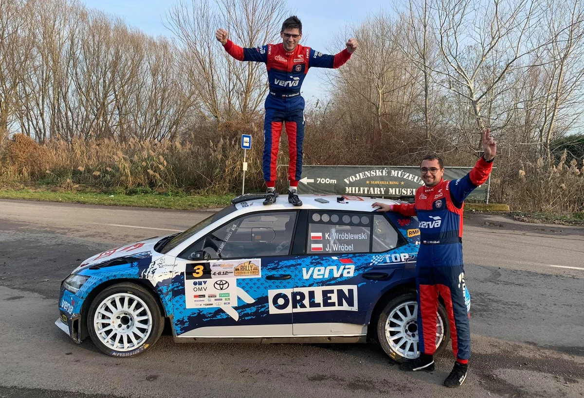 Niedziela przyniosła kolejny sukces w polskich rajdach. Kierowca Orlen Teamu Kacper Wróblewski został wicemistrzem Słowacji! To nie jedyny dziś sukces rajdowca jeżdżącego z logo RMF FM na swoim aucie. Wcześniej mistrz Polski, Fin Jari Huttunen, wygrał rajdowy sezon w klasyfikacji WRC3!