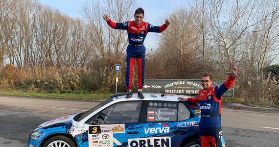 Niedziela przyniosła kolejny sukces w polskich rajdach. Kierowca Orlen Teamu Kacper Wróblewski został wicemistrzem Słowacji! To nie jedyny dziś sukces rajdowca jeżdżącego z logo RMF FM na swoim aucie. Wcześniej mistrz Polski, Fin Jari Huttunen, wygrał rajdowy sezon w klasyfikacji WRC3!