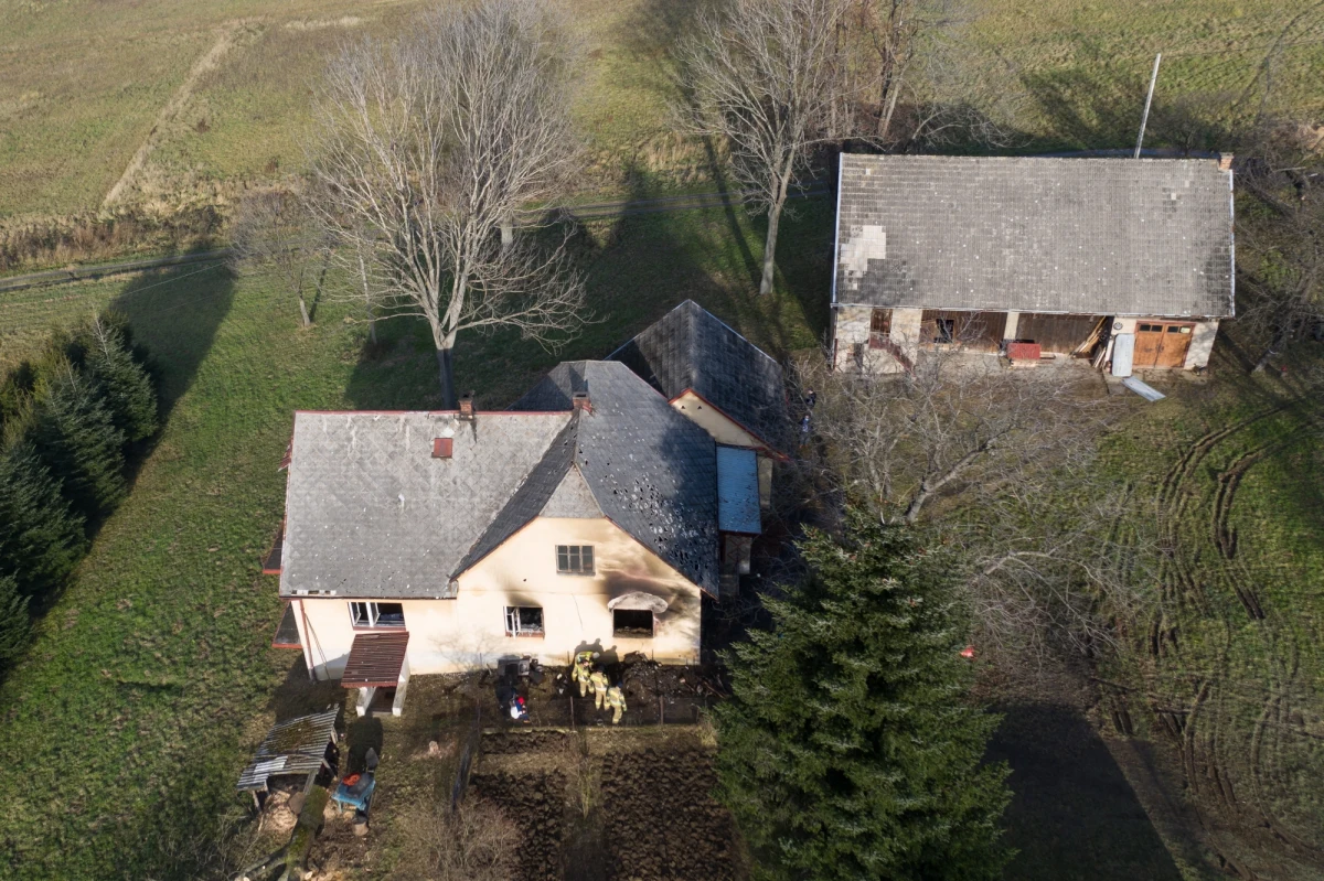 Policja poszukuje dwóch mężczyzn, którzy mogli brać udział w zbrodni w Stryszowie koło Wadowic. Według informacji dziennikarzy RMF FM, sprawcy najpierw pobili domowników, a potem ich związali i podpalili dom. Zginęły dwie osoby.