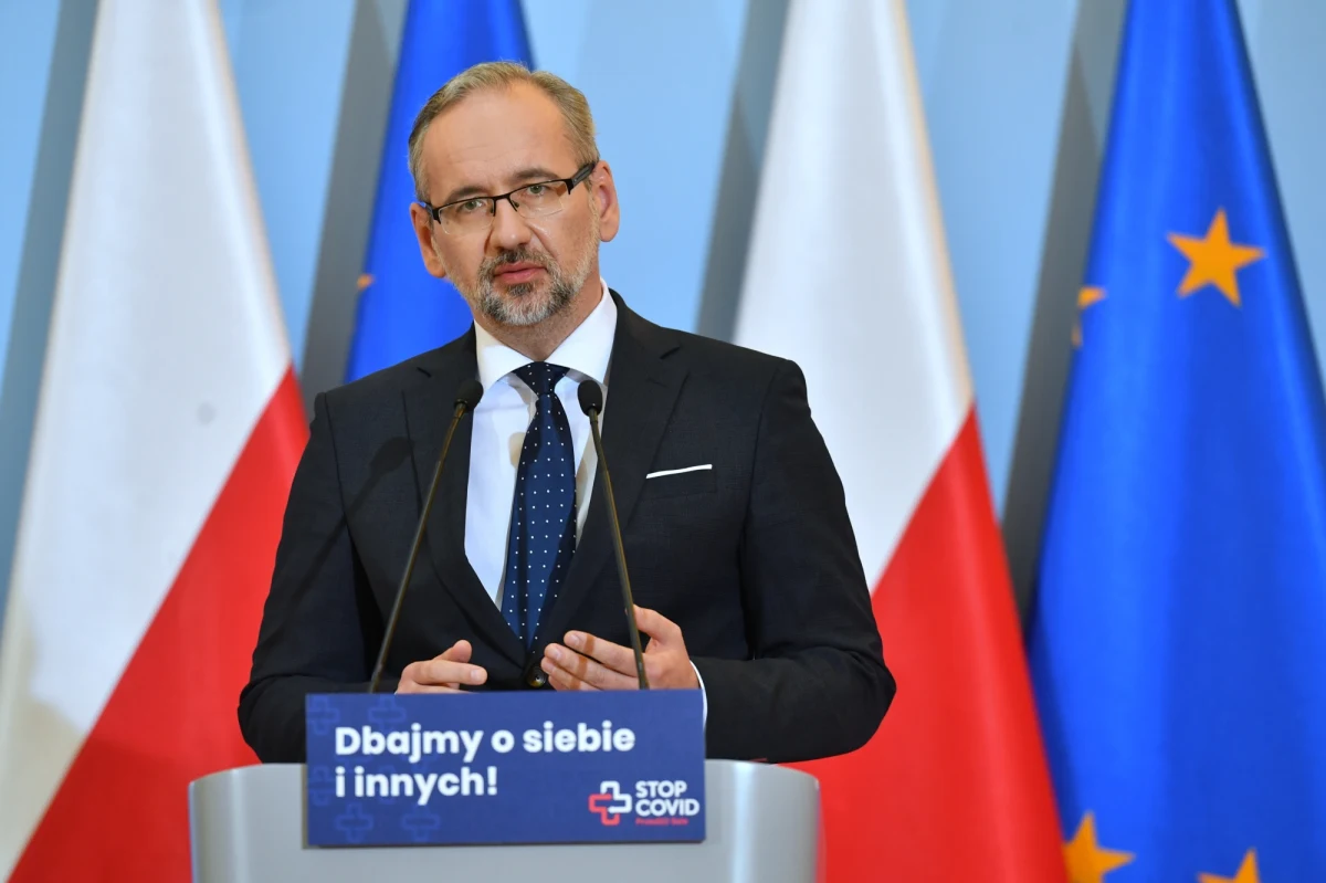 „Niezależnie od szczepień i od tempa ich realizacji my cały czas będziemy się posługiwali tymi samymi wskaźnikami, czyli liczbą zakażeń w danym regionie czy ogólnie w Polsce występujących dziennie. Jeżeli chodzi o to, co się będzie działo po feriach, kiedy będziemy podejmowali decyzję o powrocie do szkół, to oczywiście analizujemy bardzo różne scenariusze, ale generalnie zakładamy, że raczej będziemy dzieci do szkoły puszczali. Zaczynając od klas I-III oczywiście. Tutaj jeszcze który z wariantów czy to będzie szerzej, czy węziej – w sensie np. częściowo jednak nauka rotacyjna, hybrydowa dla tych klas I-III, to jeszcze rozmawiamy z ministrem Czarnkiem” – powiedział w Porannej rozmowie w RMF FM minister zdrowia Adam Niedzielski.