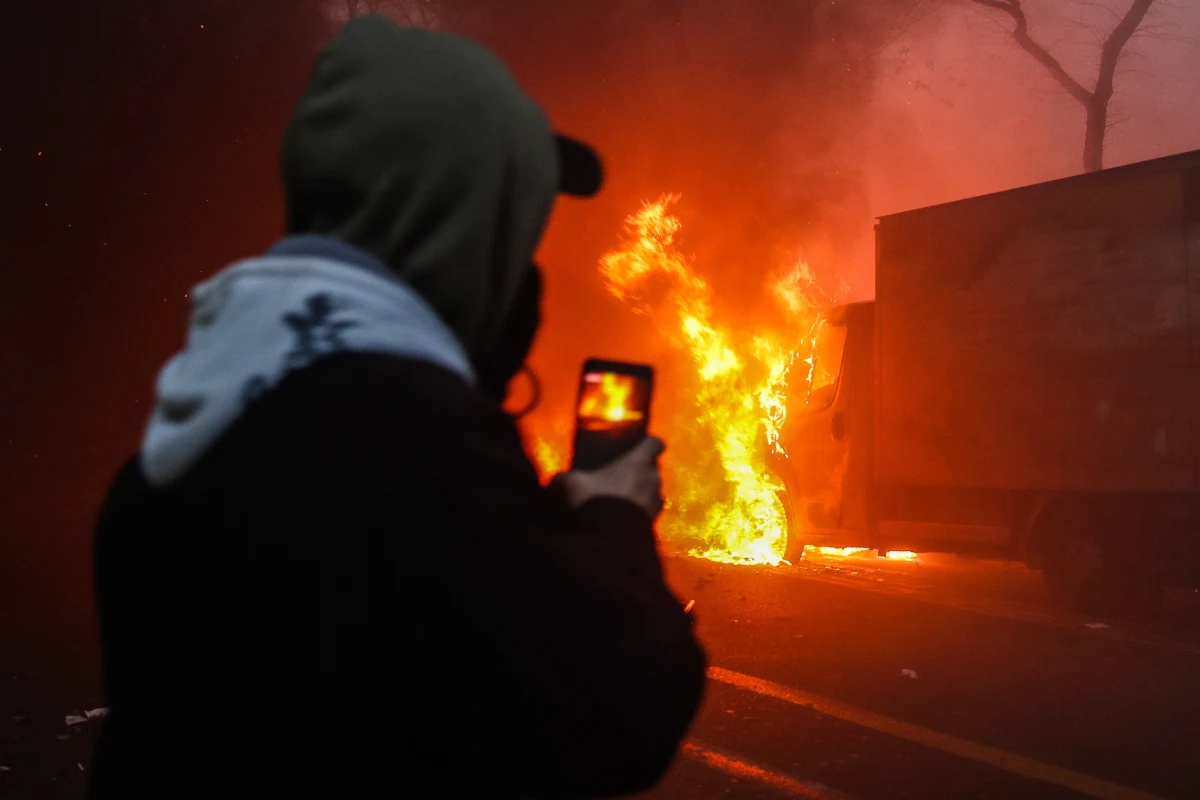 Podczas zamieszek, do których doszło w sobotę w Paryżu i innych miastach Francji, rannych zostało 67 policjantów, a jednego z nich podpalono koktajlem Mołotowa; zatrzymano 95 osób - poinformowało w niedzielę francuskie MSW. Zniszczono wiele sklepów i samochodów.