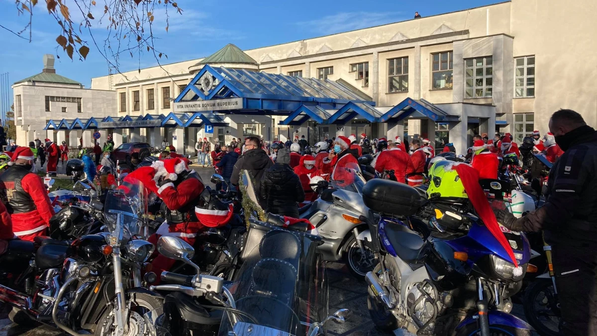 Mimo pandemii koronawirusa nie zawiedli. Przez Kraków po raz 15. przejechało kilkuset MotoMikołajów z prezentami dla dzieci ze Szpitala Dziecięcego w Prokocimiu i Ośrodka Opiekuńczo-Wychowawczego na ul. Źródlanej.
