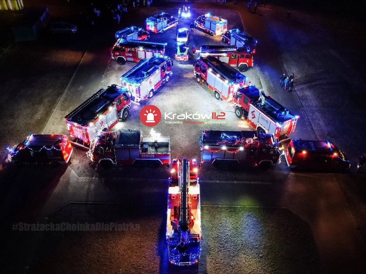Druhowie z Ochotniczych Straży Pożarnych włączyli się w zbieranie pieniędzy na rzecz 32-letniego kolegi, który cierpi na glejaka. Przy okazji stworzyli akcję „Strażacka choinka dla Piotra”, która polega na takim umiejscowieniu wozów strażackich, by uformowały kształt choinki i finansowym wsparciu zbiórki. Efekt robi wrażenie.