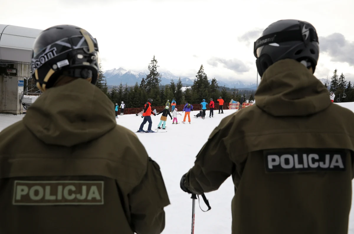 "Pierwszy w tym sezonie weekend narciarski w powiecie tatrzańskim zakończył się 30 pouczeniami narciarzy i snowboardzistów, którzy nie stosowali się do kodeksu FIS. Nie było żadnych uchybień ze strony stacji narciarskich, jeżeli chodzi o reżim sanitarny, ale niektórzy zapominali o maseczkach" – powiedział rzecznik zakopiańskiej policji Roman Wieczorek.