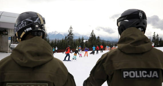 "Pierwszy w tym sezonie weekend narciarski w powiecie tatrzańskim zakończył się 30 pouczeniami narciarzy i snowboardzistów, którzy nie stosowali się do kodeksu FIS. Nie było żadnych uchybień ze strony stacji narciarskich, jeżeli chodzi o reżim sanitarny, ale niektórzy zapominali o maseczkach" – powiedział rzecznik zakopiańskiej policji Roman Wieczorek.