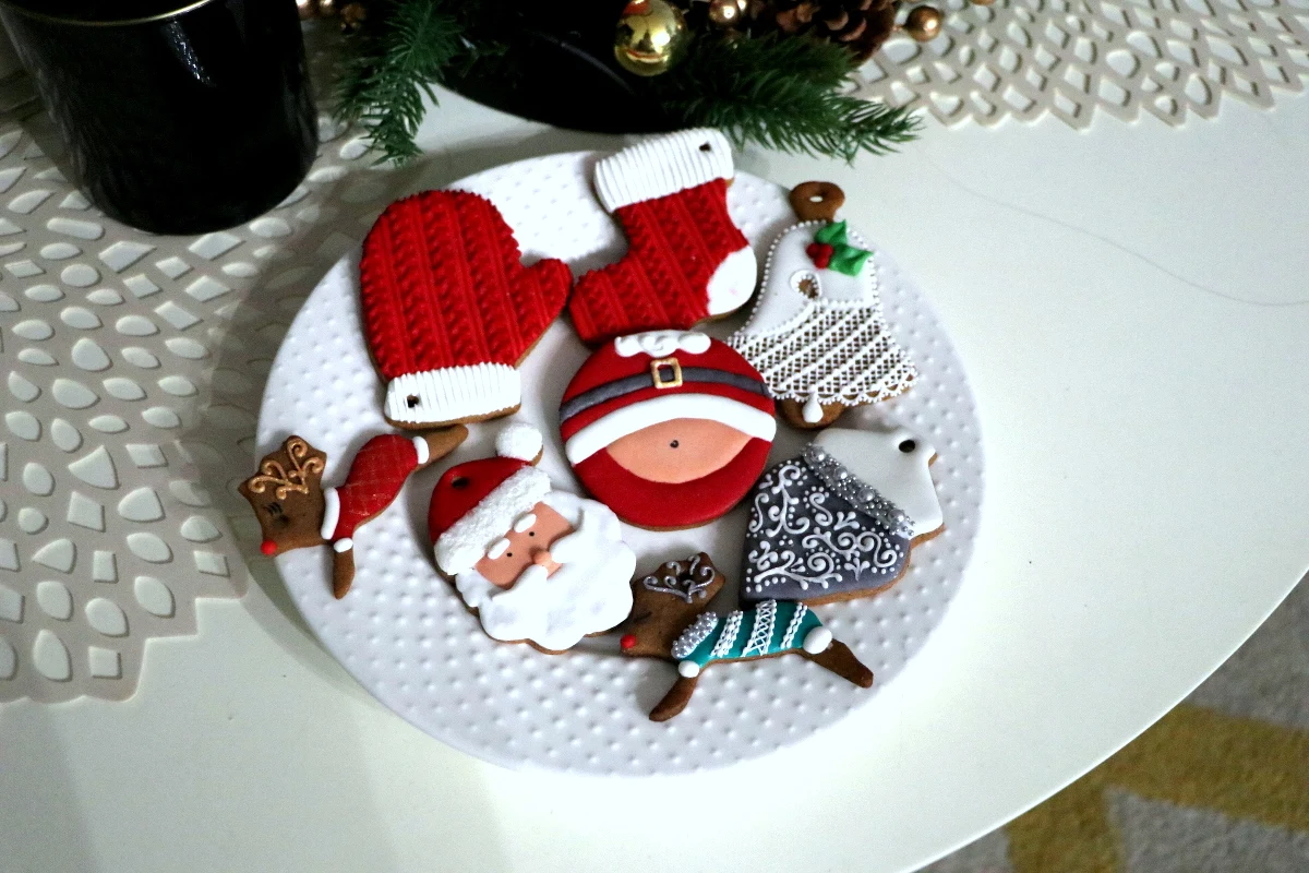 Ten tydzień to idealny czas na to, by upiec świąteczne pierniki. Te ciastka potrzebują czasu by zmięknąć, więc jeśli przygotujemy je już teraz, będą idealne na Boże Narodzenie. Tajniki pieczenia i zdobienia tych przysmaków dzienikarce RMF FM Marlenie Chudzio zdradziła Anna Skóra, krakowianka, która prowadzi profil na Facebooku AŻURanKI - piernik&frywolitka. 