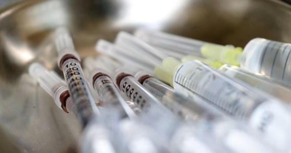 Rząd w przechowywaniu szczepionek chce postawić na centra krwiodawstwa i hurtownie farmaceutyczne. Kłopot w tym, że nie wszystkie są na to gotowe. W niektórych brakuje lodówek, z kolei w regionalnych centrach krwiodawstwa mroźnie są, ale zajęte - informuje "Dziennik Gazeta Prawna".
