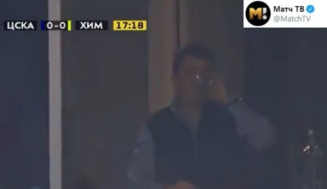 Wódka w rękach trenera? Kamery uchwyciły zaskakujący kadr