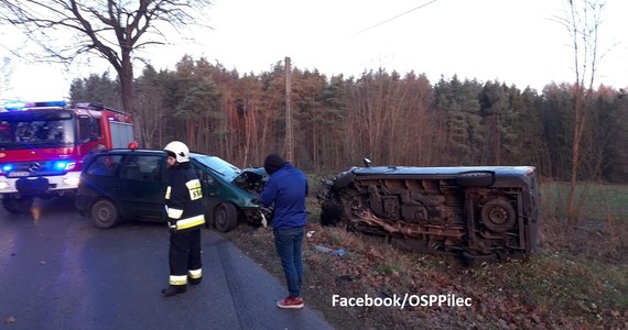 Sześć osób trafiło do szpitali w Giżycku i Bartoszycach po wypadku, do którego doszło pod Świętą Lipką. Kierowca vana wyprzedzał tam "na trzeciego" i czołowo zderzył się z jadącym z przeciwnej strony renault.