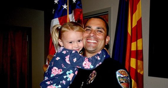 Policjant Brian Zach po raz pierwszy spotkał małą Kailę podczas służby. Dziś jest jego ukochaną córeczką. „Zawsze będzie z nami, będzie kochana i będziemy się o nią troszczyć” –mówi w rozmowie z magazynem „People”.