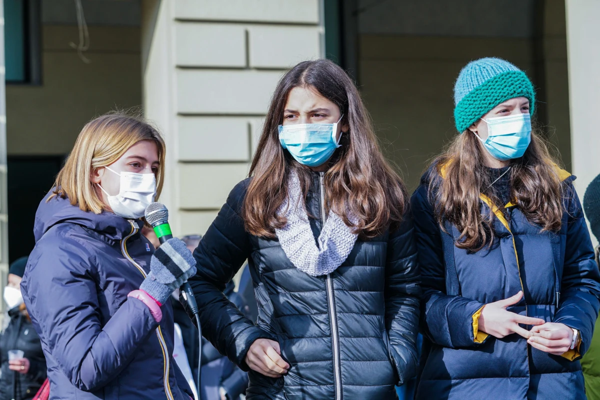 Liczba zakażeń koronawirusem SARS-CoV-2 spada, a sytuacja epidemiczna w Polsce się poprawia – powiedział PAP wirusolog prof. Włodzimierz Gut. Dodał, że zmniejsza się także, ale nieco wolniej, liczba zgonów, co również powinno być zauważalne w kolejnych dniach. „Teraz wirus atakuje młodych, bo to oni najczęściej lekceważą obostrzenia” – stwierdził prof. Gut.