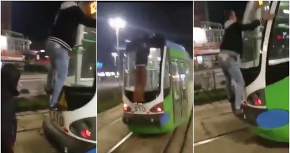 To mogło się skończyć tragicznie. Spółka Tramwaje Szczecińskie zawiadamia policję o "wyczynie" młodych mężczyzn, którzy wspięli się na tramwaj. Jeden podróżował na dachu pojazdu, drugi uczepiony tylnej szyby.