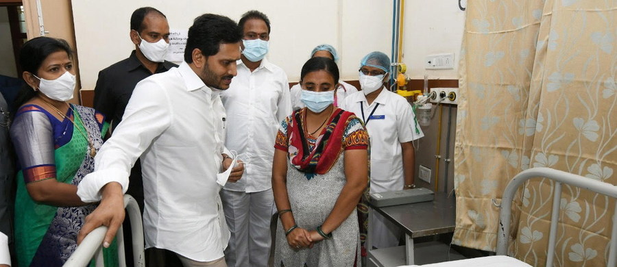 Co najmniej jedna osoba zmarła, a ponad 200 trafiło do szpitali w stanie Andhra Pradeś w Indiach w związku z niezidentyfikowaną chorobą wywołującą m.in. wymioty i napady padaczkowe - podał serwis internetowy BBC News.