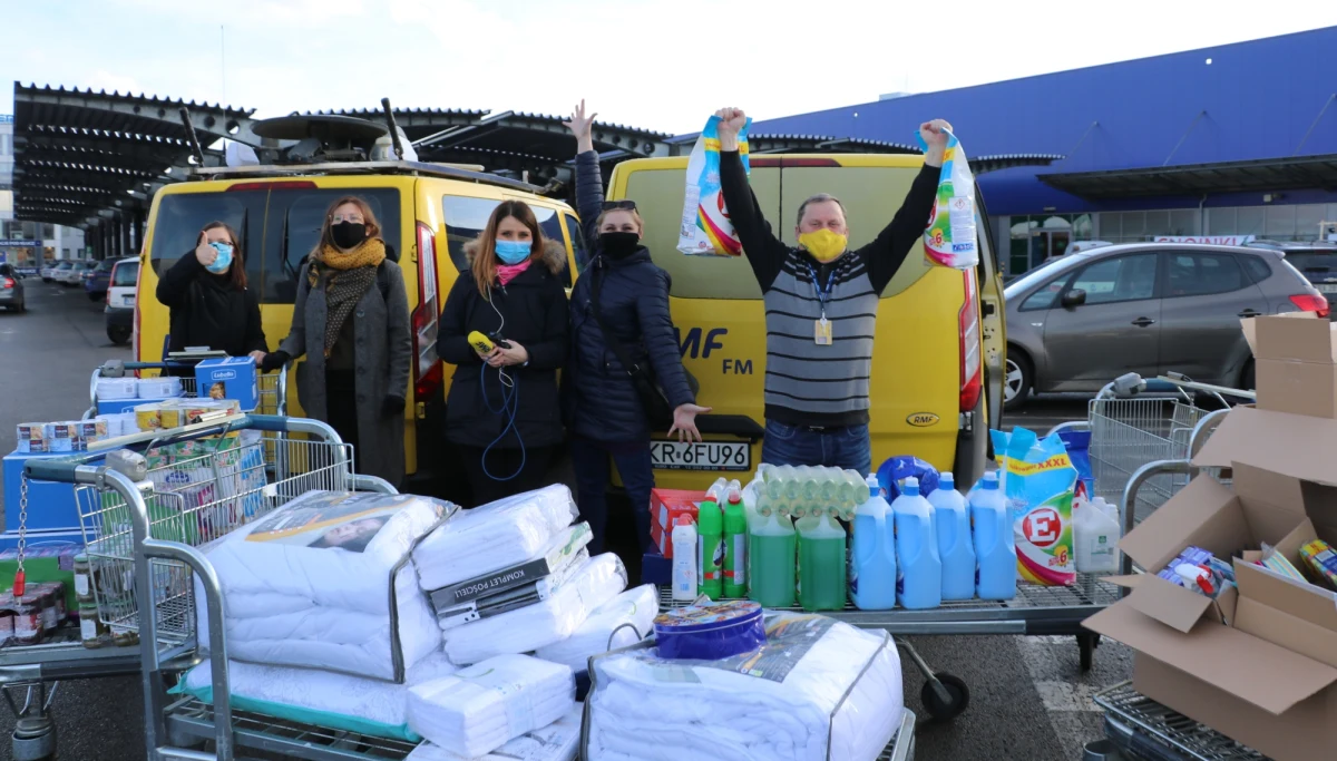 Ponad pół tysiąca rodzin wciąż czeka na pomoc w ramach Szlachetnej Paczki! Czasu pozostało niewiele, bo finał akcji już w najbliższy weekend. Pomóc może każdy. My też pomagamy. Zespół RMF FM przygotował prezenty dla trzech potrzebujących rodzin.