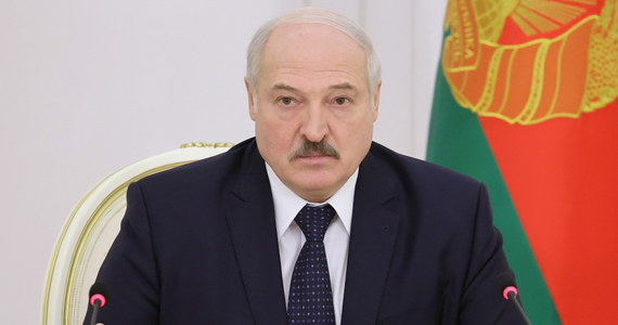 ​Prezydent Białorusi Alaksandr Łukaszenka podczas narady poświęconej rynkowi pracy polecił urzędnikom znalezienie pracy wszystkim "pasożytom", którzy chodzą na protesty. Dzisiejszy uliczny protestujący to przyszły przestępca - powiedział Łukaszenka.