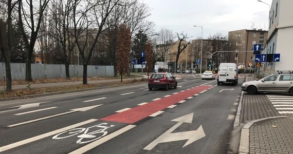 Wrocławscy rowerzyści podzieleni. Powodem jest ścieżka rowerowa na placu Orląt Lwowskich. Zrobiono ją praktycznie na środku drogi, pomiędzy pasami ruchu dla samochodów. Jedni mówią, że jest niebezpieczna. Inni podkreślają, że takie rozwiązanie ułatwia jazdę na wprost na skrzyżowaniu.