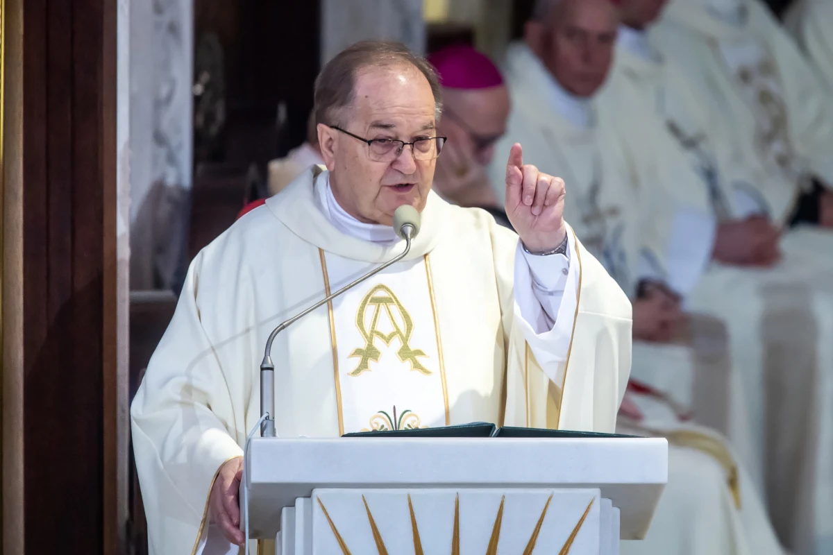 "Potępiamy całkowicie grzech i przestępstwo pedofilii, jak również wszelkie ukrywanie ich lub zwłokę w wyjaśnianiu spraw. Wszystkim osobom pokrzywdzonym głęboko współczujemy i otaczamy modlitwą" - podkreśliła Prowincja Warszawska Redemptorystów w oświadczeniu wydanym w związku z budzącym ogromne kontrowersje sobotnim wystąpieniem o. Tadeusza Rydzyka. W czasie toruńskich uroczystości rocznicy założenia Radia Maryja dyrektor rozgłośni mówił m.in. o biskupie Edwardzie Janiaku - pod którego adresem wysuwane są zarzuty dot. ukrywania przestępstw seksualnych podległych mu księży - i o "kamienowaniu" duchownych słowami. "To, że ksiądz zgrzeszył… no zgrzeszył. A kto nie ma pokus?" - stwierdził, między innymi, o. Tadeusz Rydzyk.