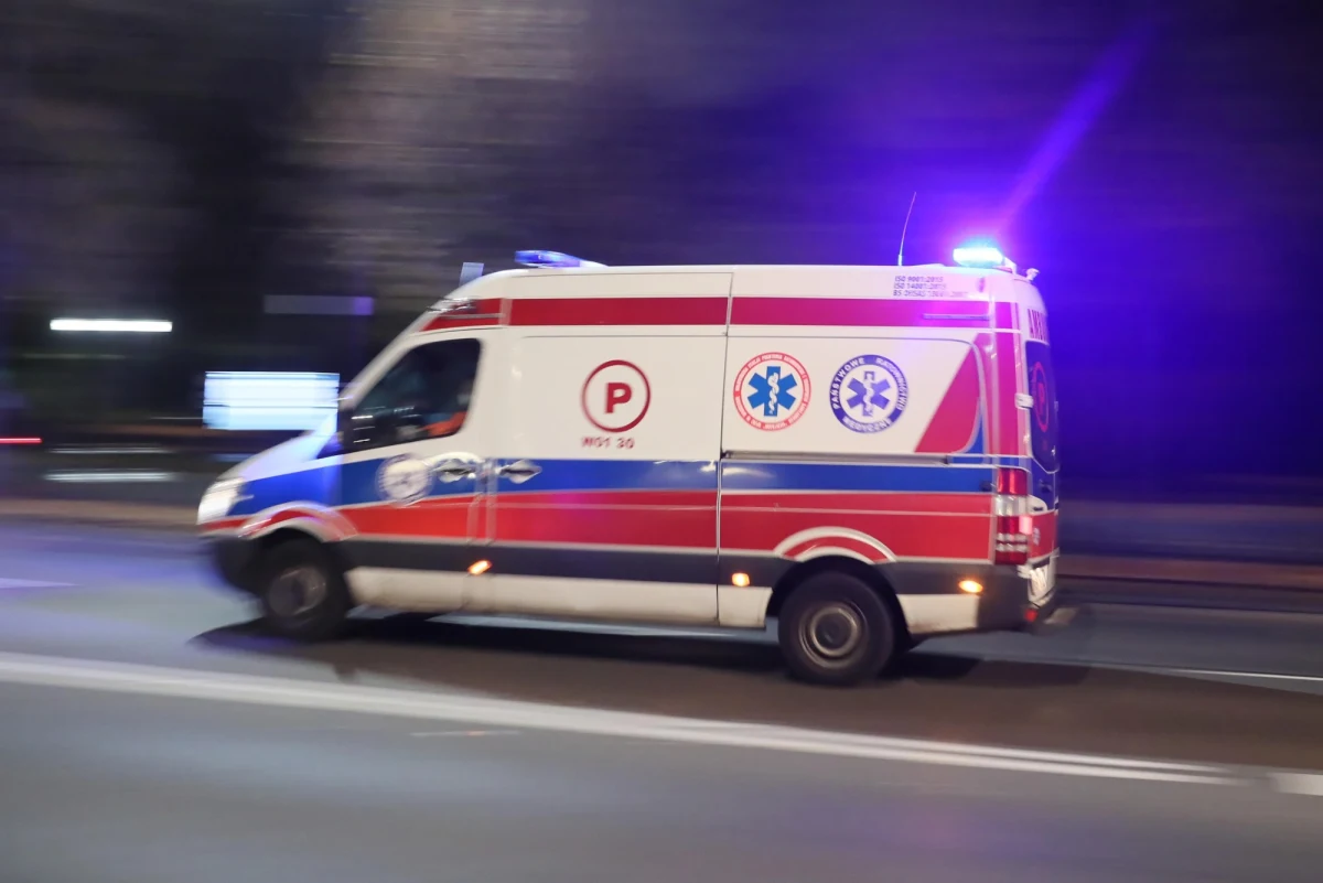 Około 12-letni chłopiec spadł z dużej wysokości na terenie dawnych zakładów dziewiarskich "Wanda" w Sosnowcu. W poważnym stanie trafił do szpitala. O wypadku poinformowali dwaj inni nastolatkowie. Policja wyjaśnia teraz ich udział w tym zdarzeniu.