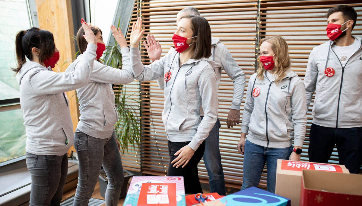 "Pomaganie daje mi poczucie, że to, co robię ze swoim życiem ma też wpływ na innych. Mogę wykorzystać swój sukces właśnie do tego, żeby innym żyło się lepiej" - mówi Iga Świątek, zwyciężczyni French Open 2020, która wspólnie ze swoim teamem dołączyła w tym roku do drużyny Szlachetnej Paczki. Mimo że na korcie zostaje z przeciwniczką sam na sam, to przy każdej rozgrywce korzysta z siły i wsparcia całego sztabu. Dziś Iga Świątek współtworzy taki zespół pomocy dla rodziny pani Alicji, która musi mierzyć się z problemami zupełnie sama. W Szlachetną Paczkę zaangażował się cały Team Świątek: Tomasz Świątek, psycholożka Daria Abramowicz, trenerzy Piotr Sierzputowski i Maciej Ryszczuk oraz managerki Paulina Wójtowicz i Paulina Rożenek.