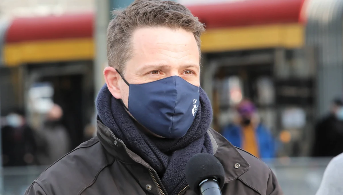 Potępiamy działania naszych rządów - oświadczyło 275 samorządowców z Polski i Węgier, m.in. włodarze stolic, w liście do szefowej KE. Zaproponowali w nim, aby w razie porozumienia ws. funduszu odbudowy bez Polski i Węgier z pieniędzy przewidzianych dla tych państw powstał fundusz dla samorządów. 
