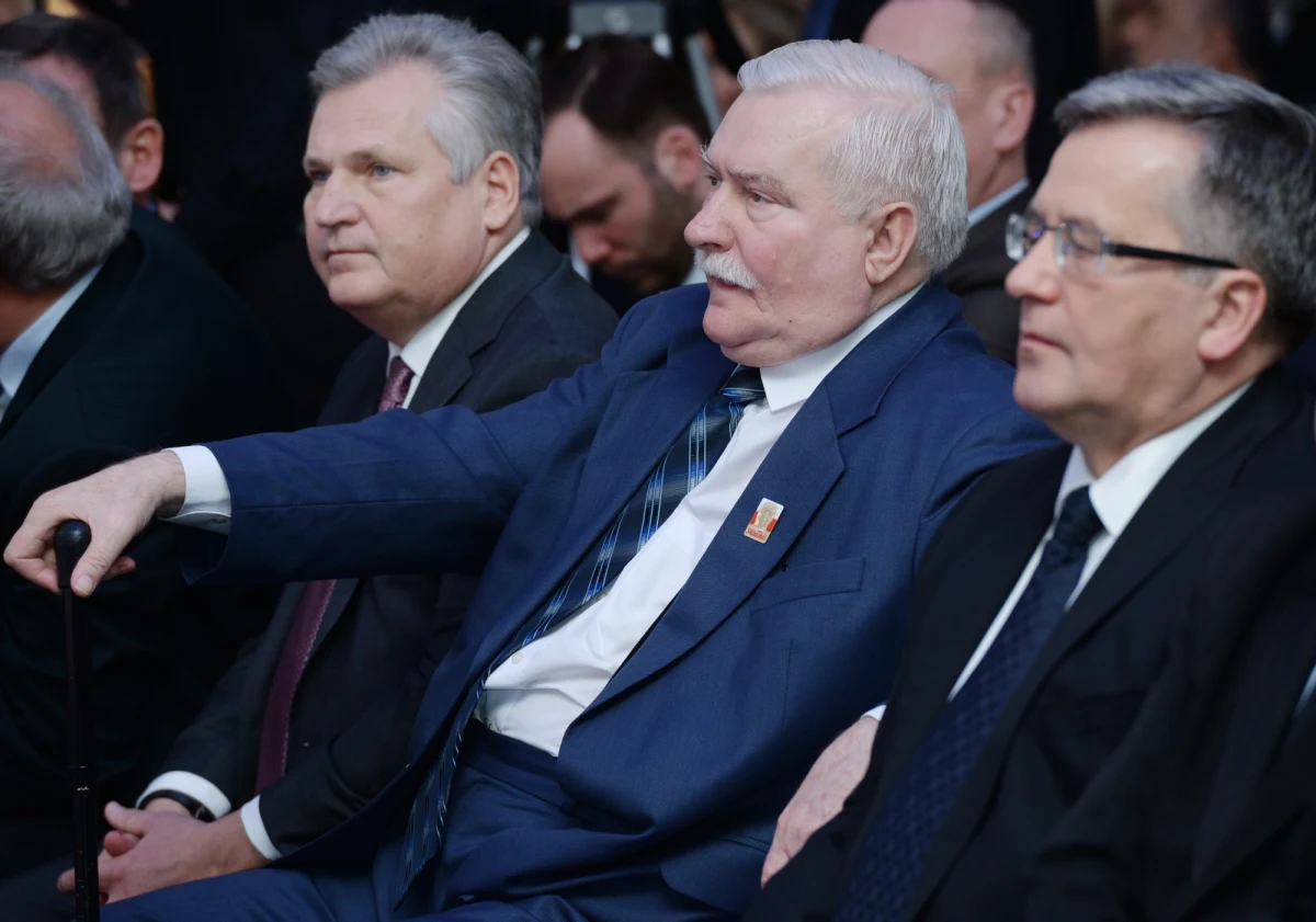 Byli prezydenci Polski: Lech Wałęsa, Aleksander Kwaśniewski i Bronisław Komorowski wezwali prezydenta, premiera i rząd "do zaprzestania szantażowania pozostałych państw Unii Europejskiej groźbą weta wobec unijnego budżetu". "To działanie szkodliwe dla Polski i jej miejsca w zjednoczonej Europie" - oświadczyli.
