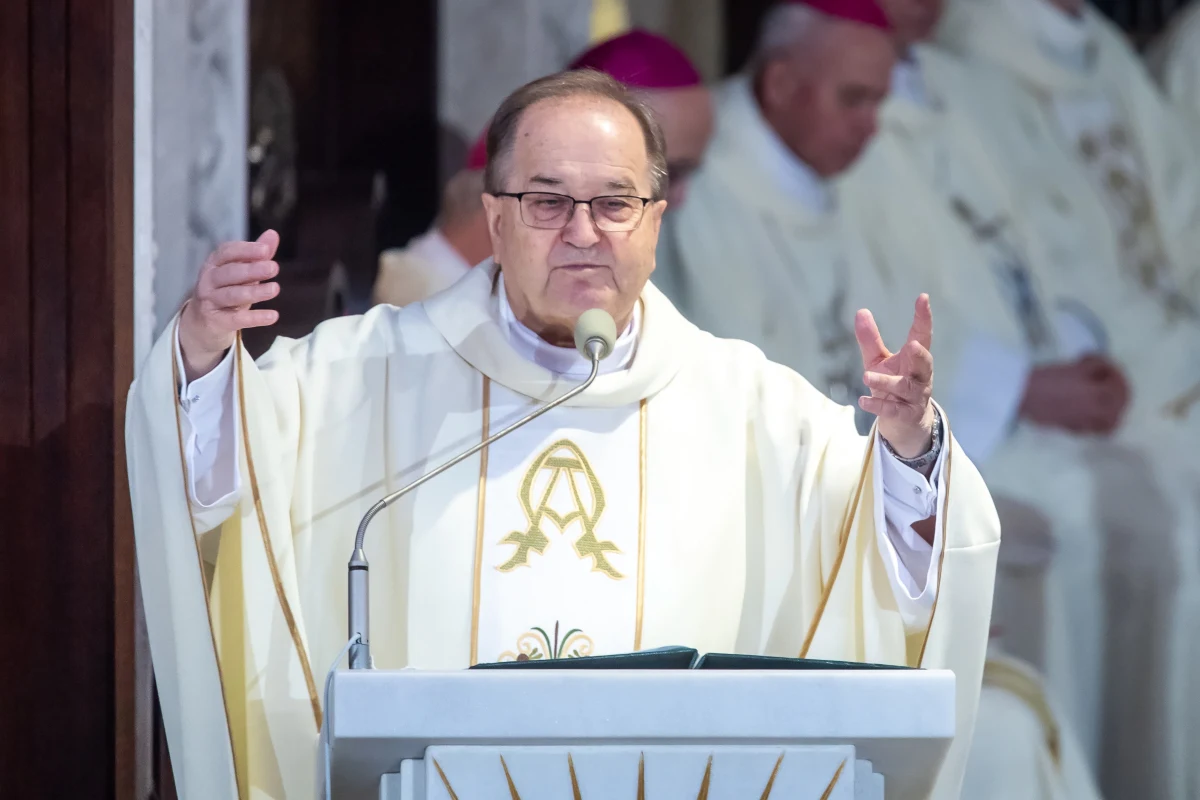 "Chcę najmocniej przeprosić wszystkich, których dotknęła wypowiedź Ojca Dyrektora Tadeusza Rydzyka" - stwierdził abp Grzegorz Ryś w stanowczym oświadczeniu, wydanym w reakcji na ostatnie głośne słowa toruńskiego redemptorysty. W sobotę, w czasie mszy z okazji 29. rocznicy powstania Radia Maryja dyrektor rozgłośni nazwał "współczesnym męczennikiem" bp. Edwarda Janiaka, pod którego adresem wysuwane są zarzuty dot. ukrywania przestępstw seksualnych podległych mu księży. O nadużyciach ze strony kapłanów o. Rydzyk mówił zaś: "To, że ksiądz zgrzeszył… no zgrzeszył. A kto nie ma pokus?".