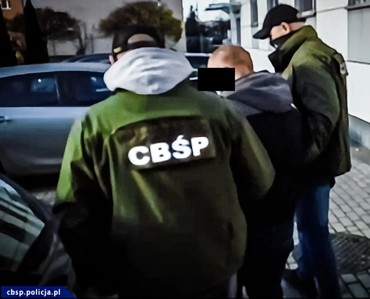 21 osób jest podejrzanych o produkcję lub wprowadzanie do obrotu znacznych ilości amfetaminy - to efekt śledztwa prowadzonego przez CBŚP oraz śledczych z Mazowsza. W ciągu kilku lat grupa mogła wprowadzić na rynek woj. mazowieckiego, lubuskiego i zachodniopomorskiego ponad 638 kg amfetaminy i 54 l płynnej amfetaminy, wartej w hurcie ponad 4,7 mln zł.