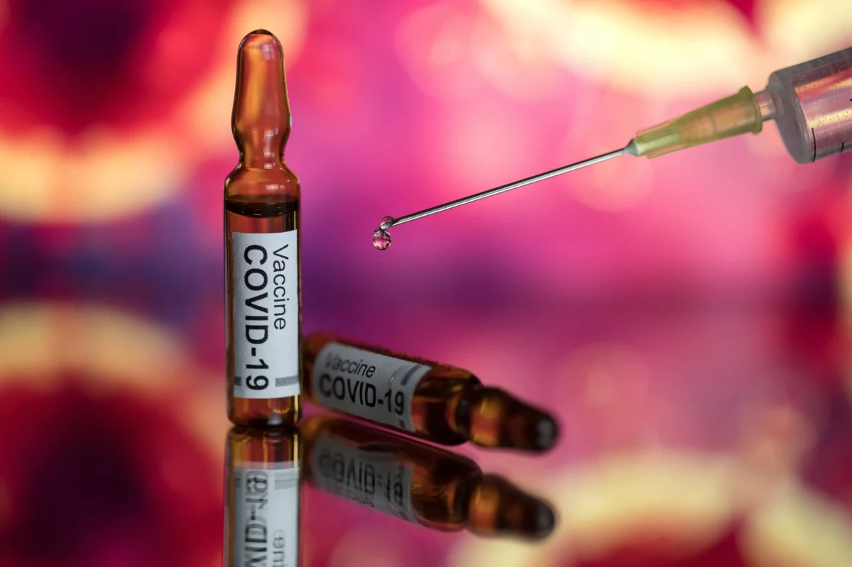 Szybsza wizyta u lekarza, częściowe zwolnienie z kwarantanny oraz - być może - zgoda na zdjęcie maseczki. To rodzaj zachęty do zaszczepienia się 
na koronawirusa - ustalili dziennikarze RMF FM.
