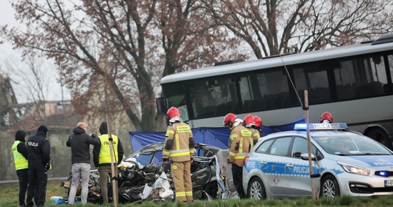 Do tragicznego w skutkach wypadku doszło w Sarbinowie w woj. zachodniopomorskim. Samochód osobowy zderzył się tam z autobusem. Jedna osoba zginęła, a cztery zostały ranne.